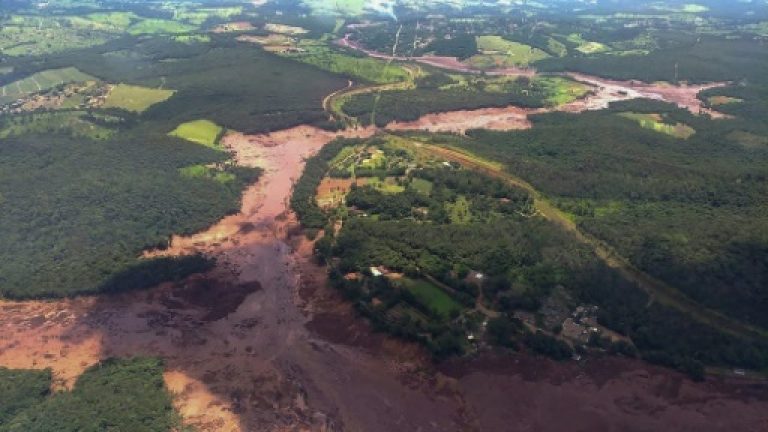 Ruperea unui baraj minier în Brazilia: 11 morți și aproape 300 de dispăruți