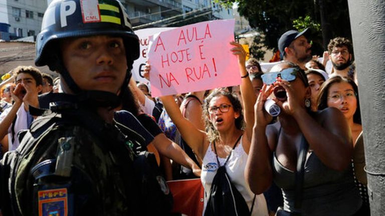 Brazilia: Manifestaţii naţionale pentru ‘apărarea educaţiei’