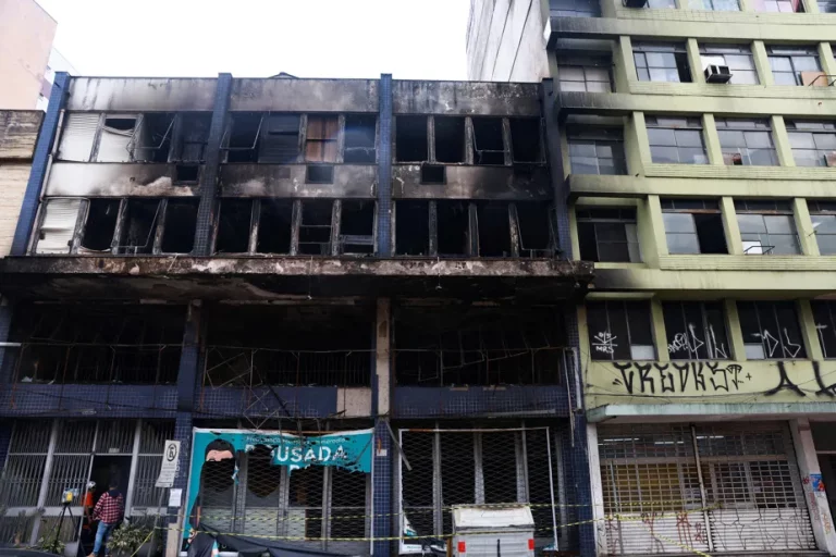 Tragedie în sudul Braziliei: Cel puţin zece morţi  într-un incendiu la un hotel în care locuiau ‘ilegal’ persoane fără adăpost
