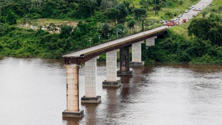 Pod prabusit in Brazilia, dupa ce o nava a intrat in plin in el. Mai multe maşini au căzut în apă (VIDEO)