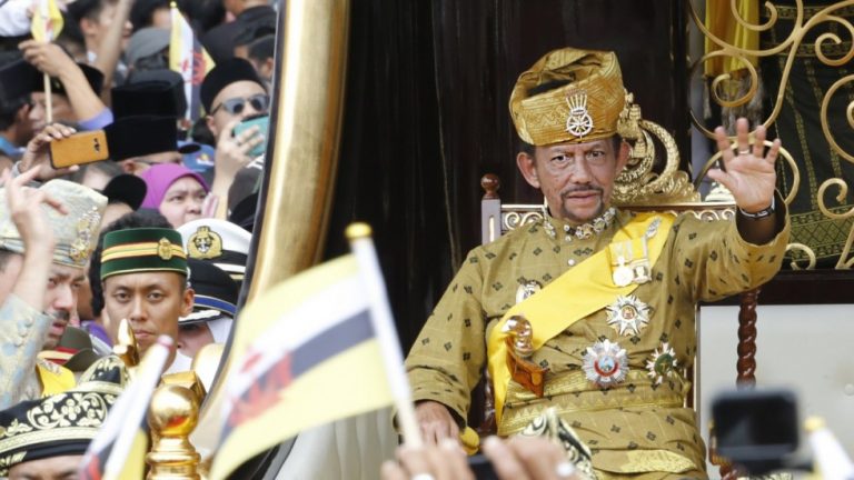 Hotelurile sultanului din Brunei, boicotate după introducerea pedepsei de lapidare conform Legii islamice