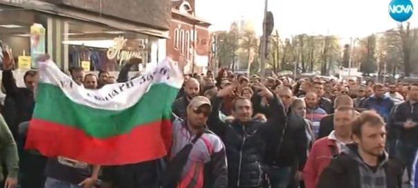 Sute de persoane au atacat un cartier de romi în oraşul bulgar Gabrovo