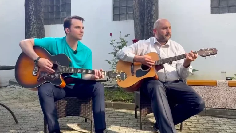 Miniștrii Energiei din R.Moldova și România au cântat la chitară  piesa ‘Trenulețul’
