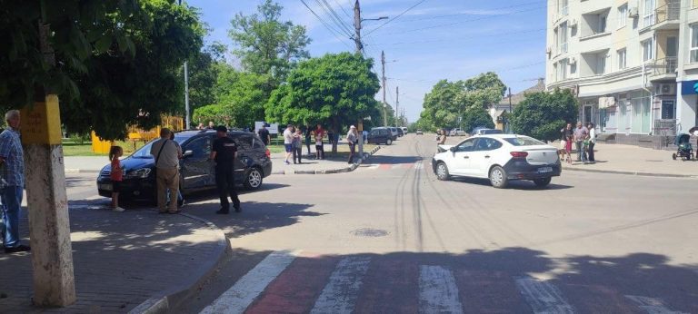 În amiaza zilei de astăzi, în municipiul Cahul, a avut loc un accident rutier. Carabinierii, poliția, ambulanța la fața locului