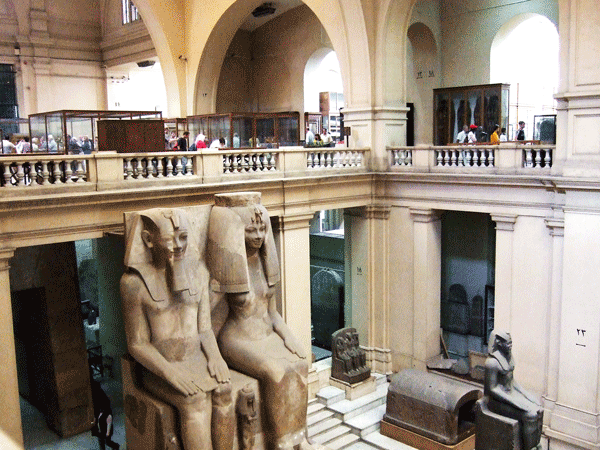 O statuie a faraonului egiptean Ramses al II-lea a fost instalată la intrarea muzeului din Cairo