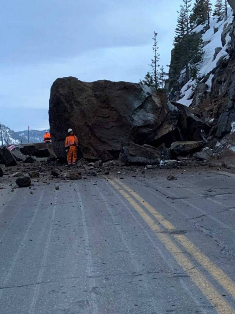 O stâncă uriaşă care bloca complet traficul pe o autostradă din California a fost detonată