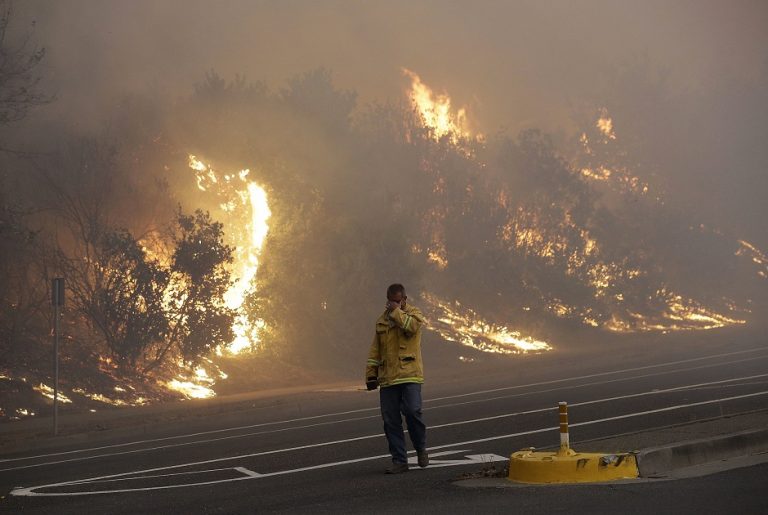 Stare de URGENȚĂ în California. Șase focare de incendiu sunt încă active