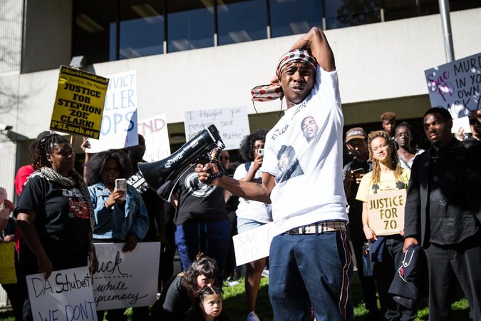 SUA : Proteste în Sacramento după ce poliția a împuşcat un bărbat de culoare neînarmat