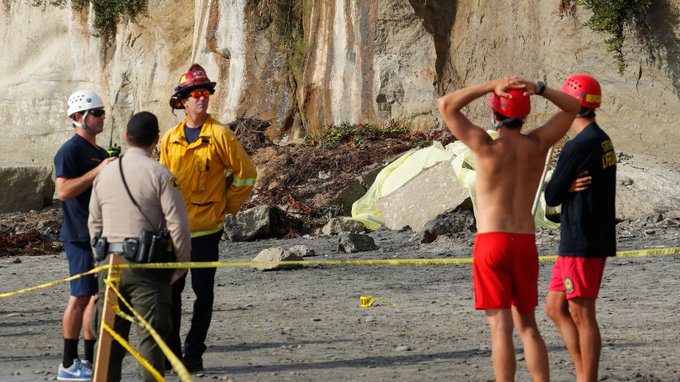 Cel puţin trei morţi după ce o stâncă s-a prăbuşit pe o plajă din California