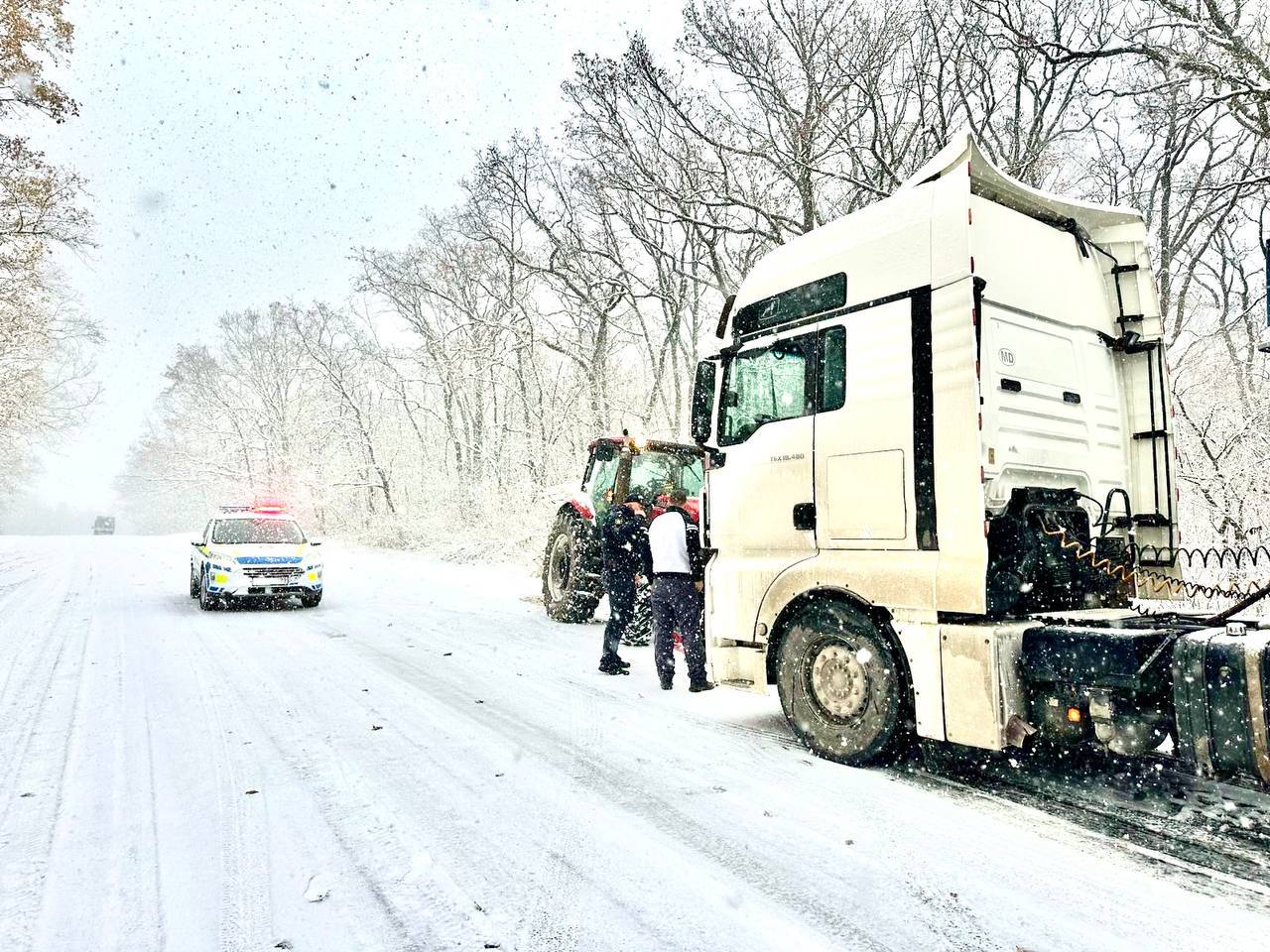 Condițiile meteo au pus la încercare nervii șoferilor 3 camioane stationeaza 3