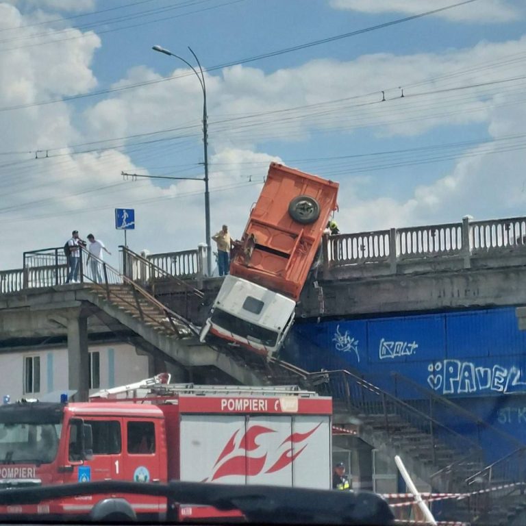 Ce spune șoferul camionului răsturnat pe podul Ismail