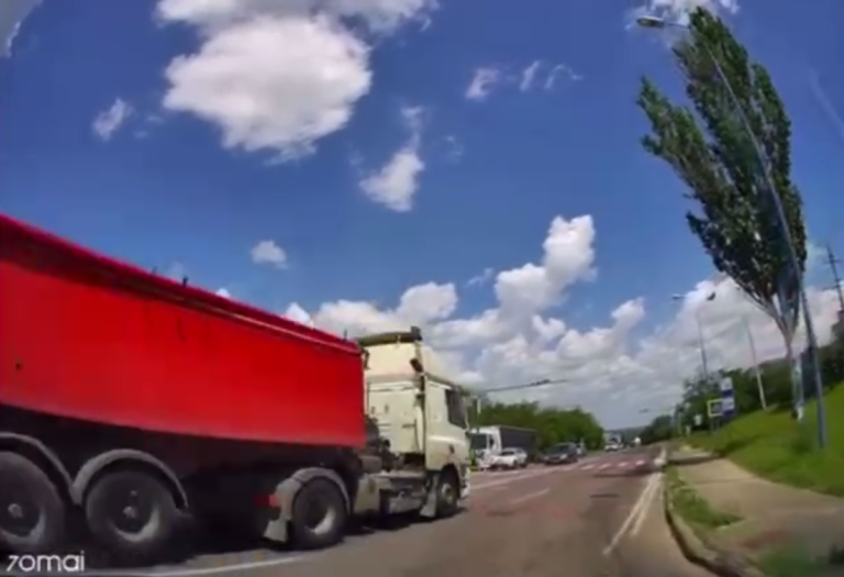 VIDEO/ O tânără la un pas de a fi strivită de un camion pe o trecere de pietoni din sectorul Buiucani
