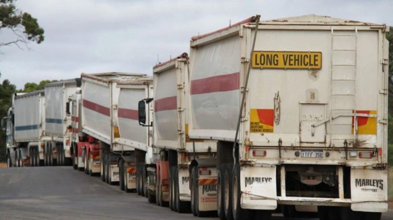 În apropiere de porturile din sudul Ucrainei, la graniţa cu România, camioanele încărcate cu cereale formează cozi lungi (AFP)