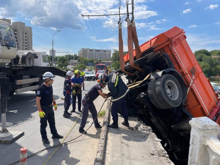 VIDEO// Cum s-a produs accidentul de pe podul Ismail. Momentul impactului