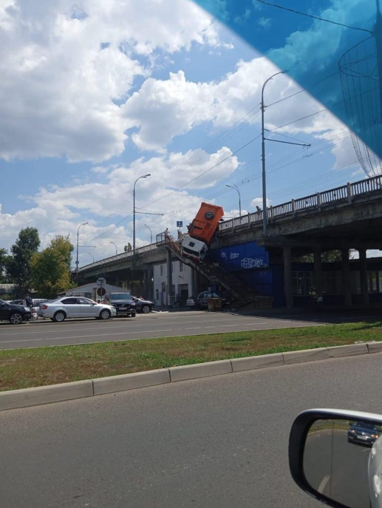 Un camion stă să se prăbușească de pe podul Ismail