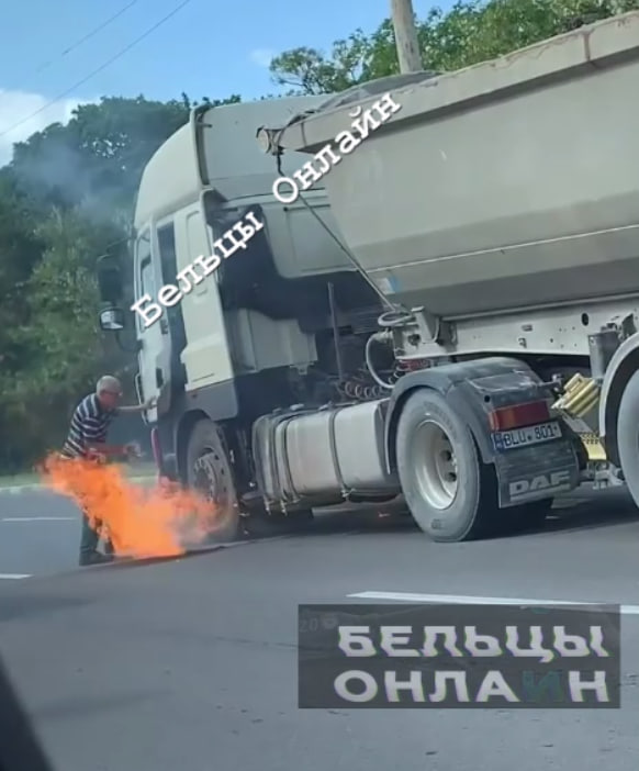 ULTIMA ORĂ! VIDEO/ Vezi momentul când un camion ia foc la intrare în Bălți