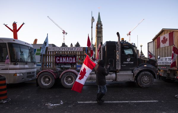 Un ‘convoi al libertăţii’ de camionagii în grevă împotriva vaccinării obligatorii în faţa sediului Parlamentului canadian