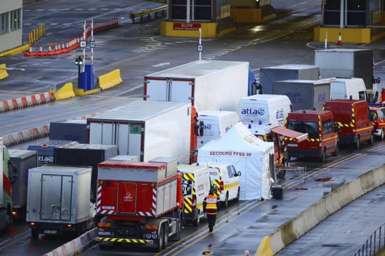 Şoferii francezi de camioane se pregătesc pentru un nou haos la graniţa cu Marea Britanie, după reintroducerea controalelor