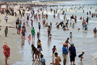 Scandal pe o plajă din Cape Town: Mai multe persoane de culoare au fost evacuate