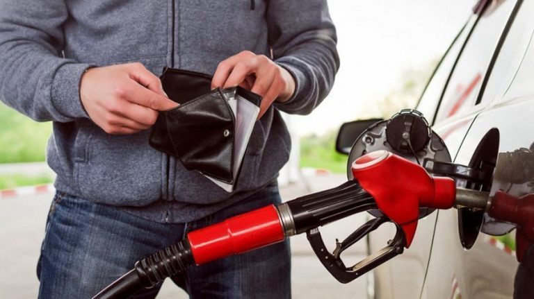 ANRE a anunțat prețuri noi la carburanți pentru weekend. Cât va costa un litru de benzină și motorină