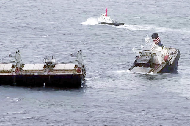 Un cargobot a eşuat şi s-a rupt în două în nord-estul Japoniei, echipajul a fost salvat