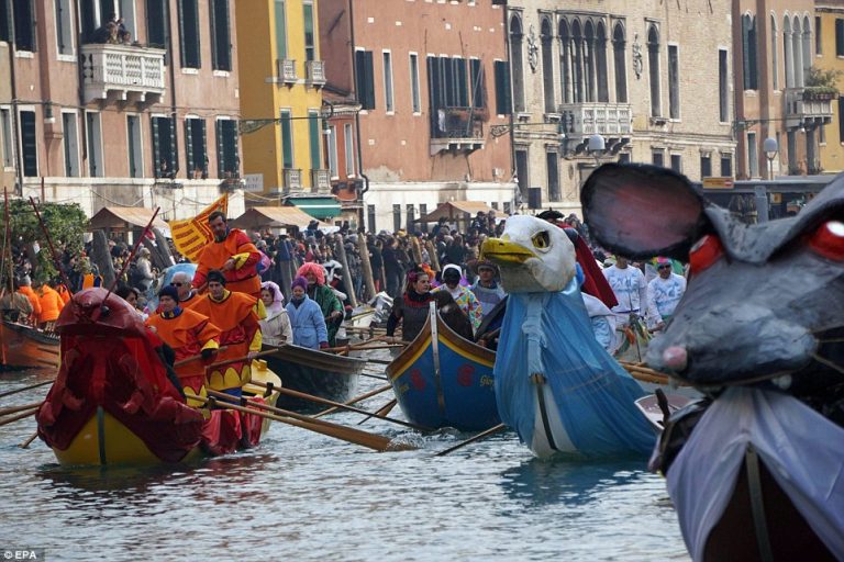 Carnavalul de la Veneţia a fost inaugurat de tradiţionalul “zbor al îngerului”