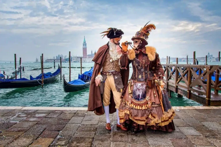 A început Carnavalul de la Veneția. Mii de localnici și turiști au îmbrăcat costume de epocă