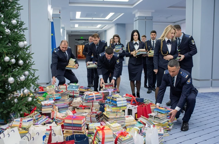 Act de caritate! Serviciul Vamal a donat cărți în cadrul campaniei „Biblioteca de sub brad”