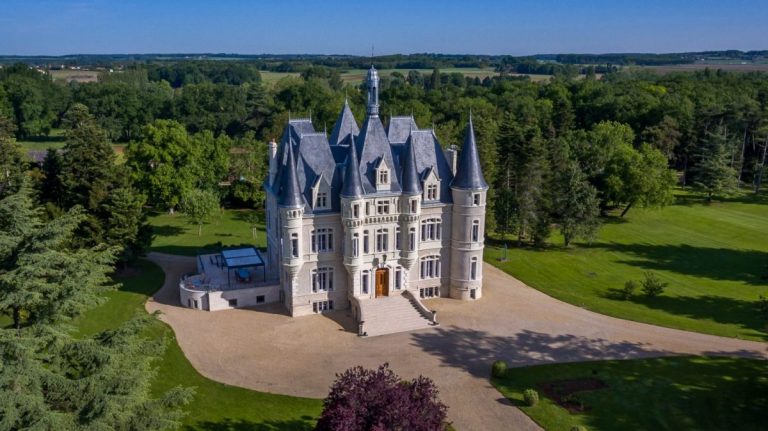 Mai mult de 1500 de castele sunt de vânzare în Franţa