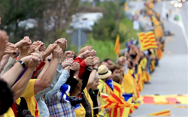 Spania : Lanţ uman pentru a urca simbolic până pe vârful unui munte portretele separatiștilor catalani încarcerați sau exilați