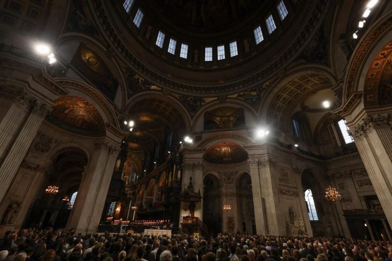 Imnul ‘God save the King’, cântat în catedrala Sf. Paul la Londra la finalul unui serviciu religios dedicat reginei Elisabeta a II-a