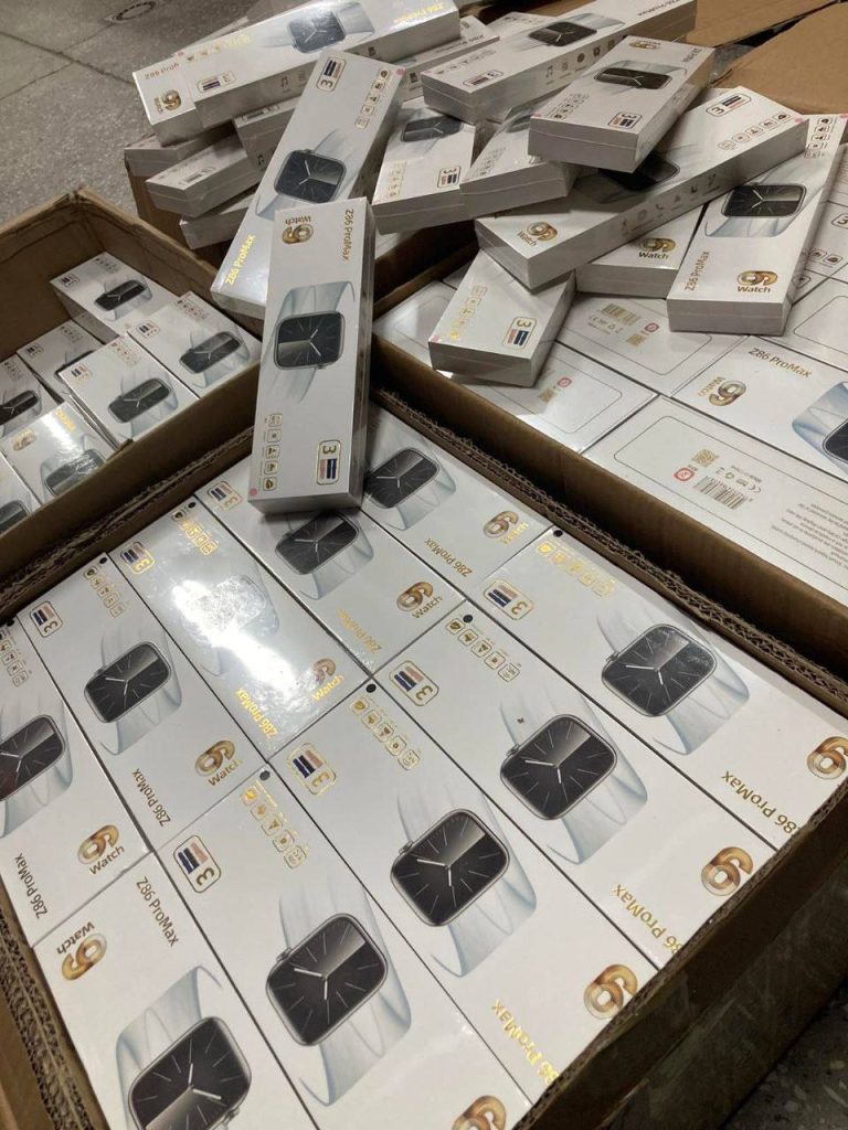Sute de ceasuri inteligente contrafăcute urmau să ajungă pe piața din Moldova