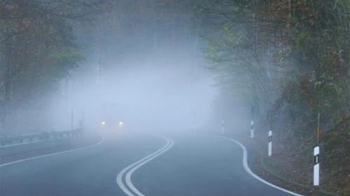 Atenţie, şoferi! Se circulă în condiţii de ceaţă pe drumurile ţării