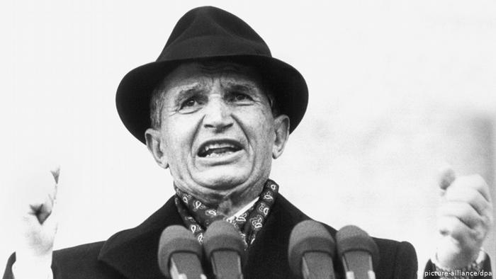 Traumele lui Nicolae Ceaușescu. Trăiau 12 persoane într-o casă cu două camere, era bâlbâit și avea tată bețiv