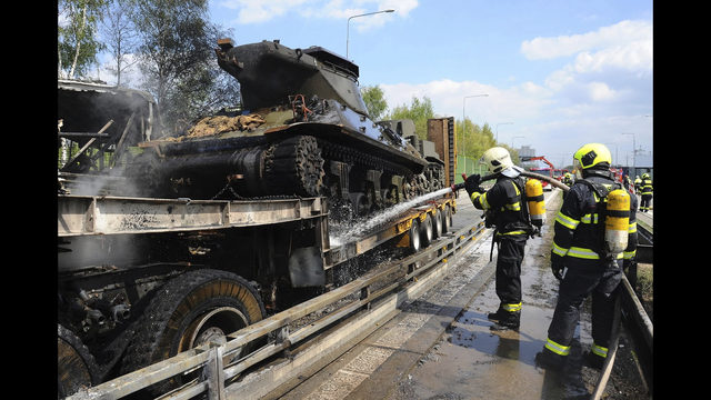 Cehia: Un gardian a murit în coliziunea unui autobuz cu deţinuţi cu o semiremorcă cu tancuri din Al Doilea Război Mondial