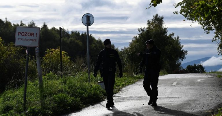 Slovacia trimite un nou grup de 38 de poliţişti la graniţa dintre Ungaria şi Serbia