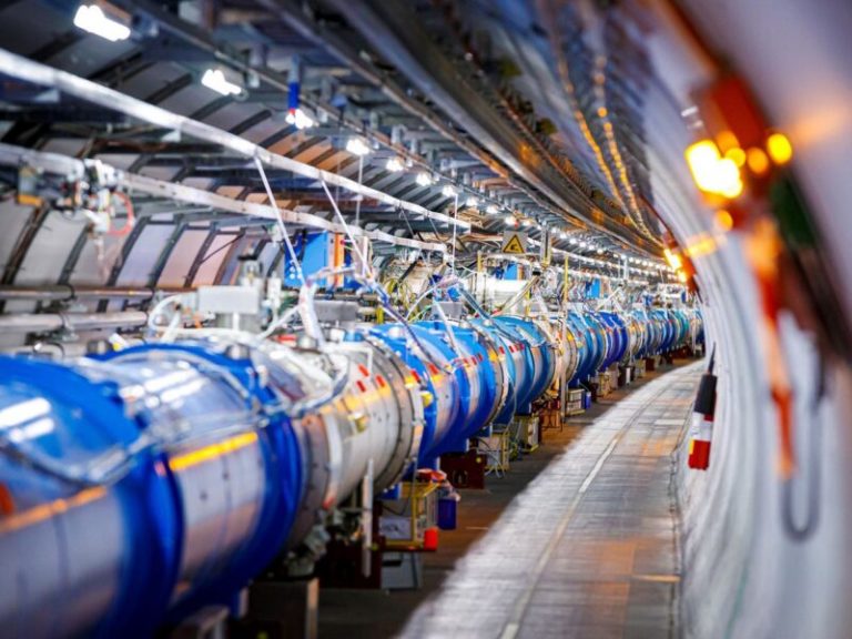 Acceleratorul de particule de la CERN a fost repornit