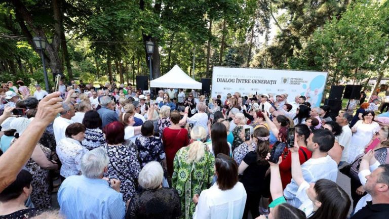 Seniorii din Capitală sunt invitați la muzică și dans în parc, la o nouă ediție a „Dialogului între Generații”
