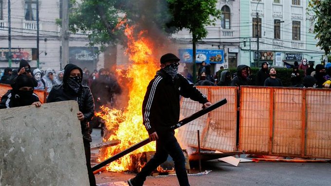 Proteste masive în Santiago de Chile – Mai mulţi morţi, magazine devastate şi zboruri anulate