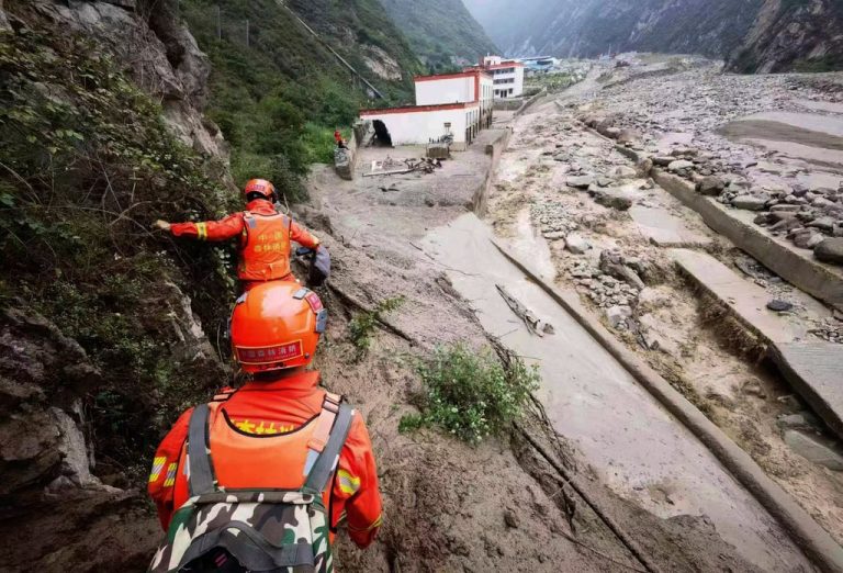 Un mort și şapte dispăruţi în urma unei alunecări de teren în centrul Chinei
