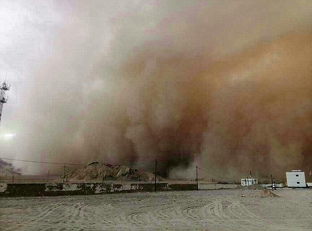 O puternică furtună de nisip PARALIZEAZĂ Irakul