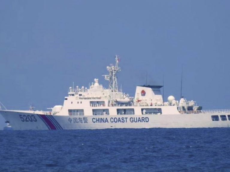 Un ‘laser de tip militar’ al Chinei a vizat o navă de coastă filipineză orbind echipajul, acuză Manila