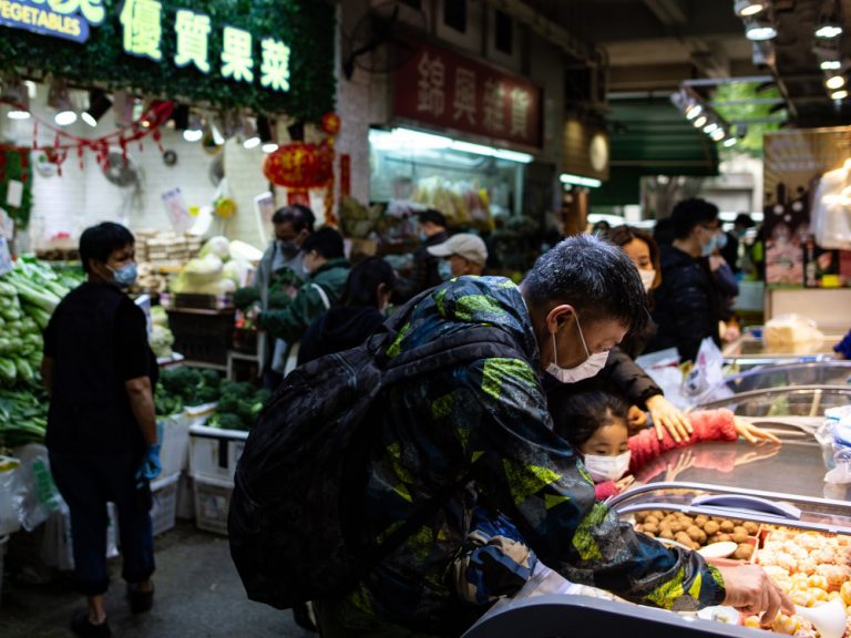 Două studii concluzionează că pandemia a început în piaţa din Wuhan