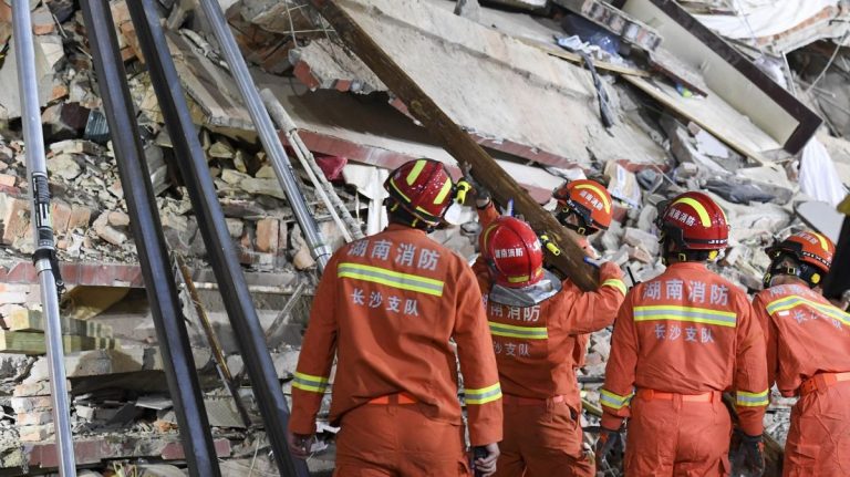 Zeci de dispăruţi în urma prăbuşirii unui imobil de opt etaje în centrul Chinei