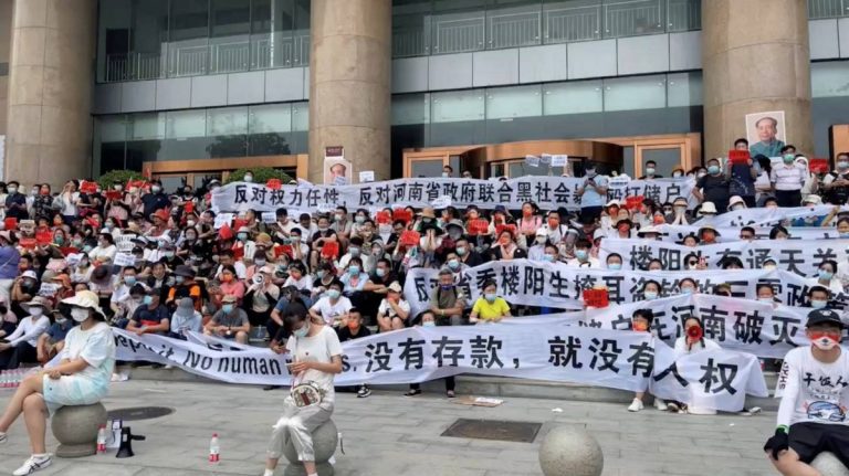 Proteste violente față de restricțiile Covid într-un oraș din nord-vestul Chinei