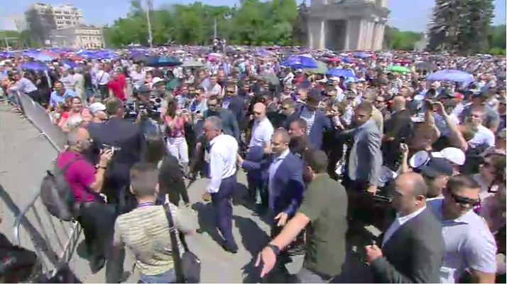 Protest inedit la Chișinău : Mii de oameni s-au dus la sediul președinției și au aruncat cu curcani