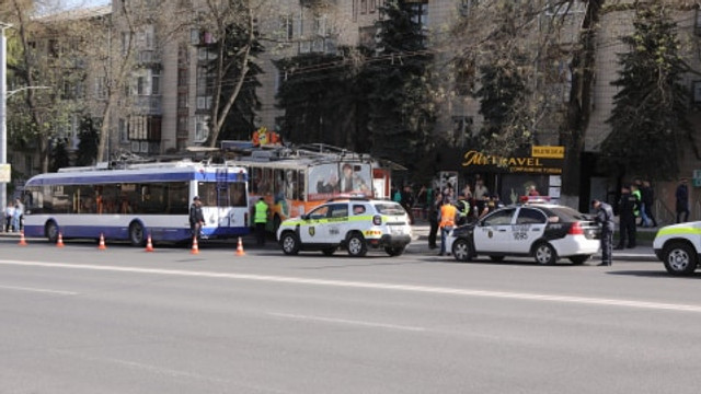 Un troleibuz cu pasageri a intrat într-o stație in Chișinău. Două persoane au fost rănite
