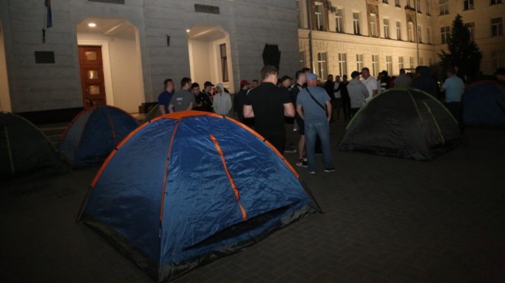 Încep protestele în Republica Moldova: Lumea se adună la Chișinău, în fața instituțiilor guvernamentale fiind instalate corturi