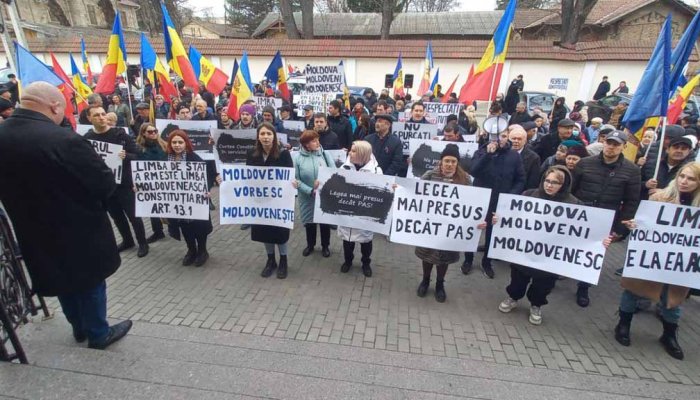 Protest al comuniştilor şi socialiştilor în faţa Curţii Constituţionale de la Chişinău în apărarea ‘limbii moldoveneşti’
