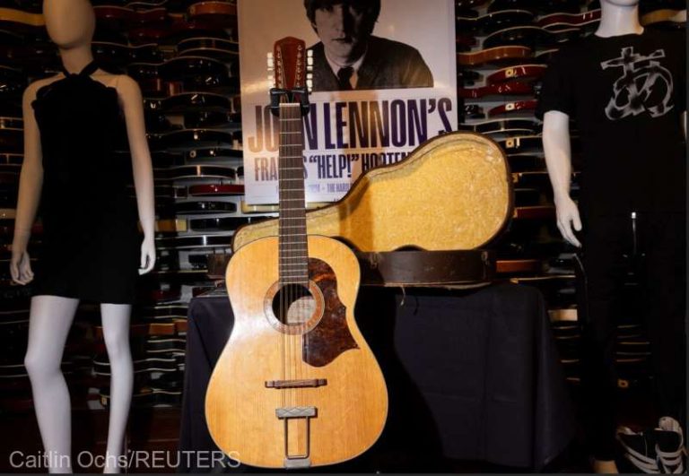O chitară a lui John Lennon găsit într-un pod stabilește un ‘record mondial’ la licitație
